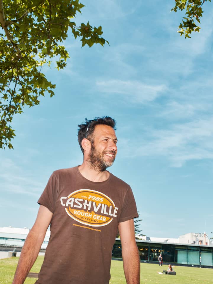 Porträt von Fabio Sanna - Sommerzeit ist Reisezeit – wenn man es sich leisten kann. Damit auch Menschen am Existenzminimum ihre Batterien aufladen können, springt die Stiftung SOS Beobachter ein