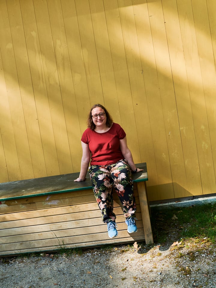 Liliane Schädeli auf einer Bank - Sommerzeit ist Reisezeit – wenn man es sich leisten kann. Damit auch Menschen am Existenzminimum ihre Batterien aufladen können, springt die Stiftung SOS Beobachter ein