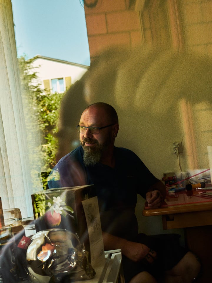 Thomas Diethelm in seiner Wohnung - Sommerzeit ist Reisezeit – wenn man es sich leisten kann. Damit auch Menschen am Existenzminimum ihre Batterien aufladen können, springt die Stiftung SOS Beobachter ein