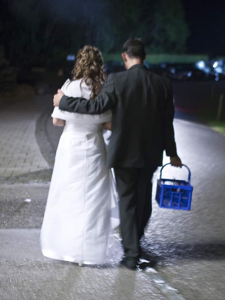 Ein Brautpaar von hinten - Die Individualbesteuerung sorgt für Ärger. Einverdienerfamilien fühlen sich benachteiligt. Andere nennen die Reform überfällig. In unserer Community prallen zwei Vorstellungen von Gerechtigkeit aufeinander