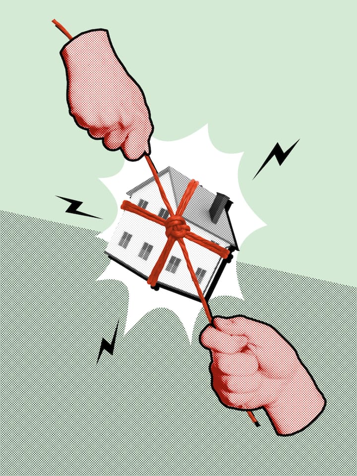 Zwei Hände ziehen an einer Schnur, die um ein Haus gebunden ist - Bei einem Erbvorbezug übertragen Eltern ihren Kindern zu Lebzeiten einen Teil ihres Vermögens. Das führt später nicht selten zu Streitigkeiten
