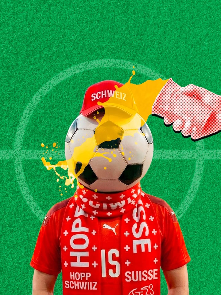 Ein Schweizer Fussball-Fan mit Fan-Shirt und -Schal der Schweizer Nati und einem Kopf als Fussball wird mit einem Getränk überschüttet - Vom fiesen Kater über die Bierdusche bis zum Wildpinkeln auf dem Heimweg: An der Fussball-WM gibts Dinge, die danebengehen können. Der Beobachter zeigt, wie Sie diese sechs Fettnäpfchen vermeiden.
