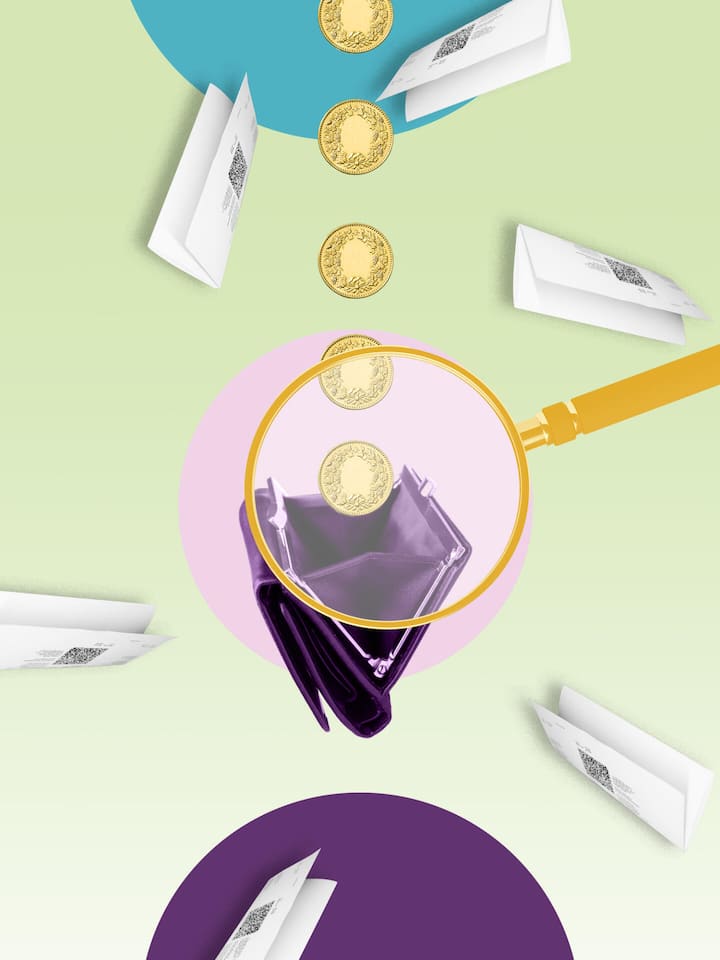 Geldmünzen fallen von oben herab auf ein geöffnetes Portemonnaie, das mit einer Lupe genauer untersucht wird - Finden Sie mit dem Beobachter-Check heraus, ob Ihre Arztrechnung Fehler enthält und lernen Sie die Bedeutung zu den Angaben auf dem Rückforderungsbeleg kennen, damit Sie sich gegebenenfalls wehren können.