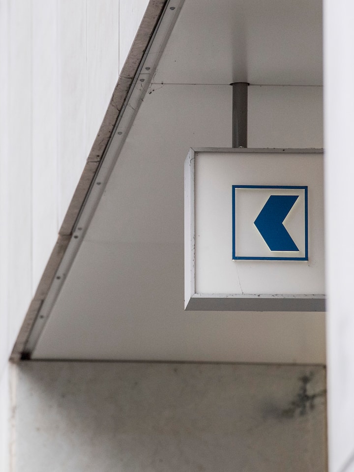 Filiale der Zürcher Kantonalbank an der Zürcher Bahnhofstrasse; Sohn will Mutter ausnehmen 93-Jährige setzt 50’000 Franken auf Krypto – Bank stoppt sie nicht Die ZKB überweist viel Geld an einen Kryptohändler – im Auftrag des Sohnes einer betagten Kundin. Jetzt wehrt sich die Mutter.