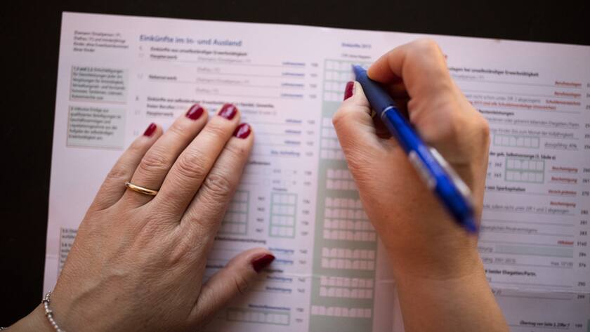 Das können Sie abziehen Frau füllt Steuererklärung aus