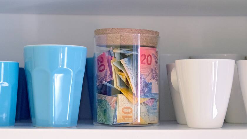 So schaffen wir es, weniger Geld auszugeben Beim Sparen helfen zwei Strategien