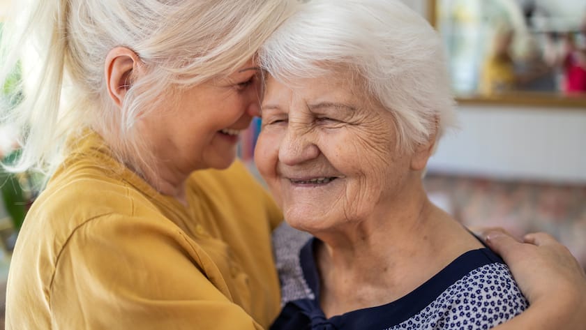 Frau mit betagter Mutter