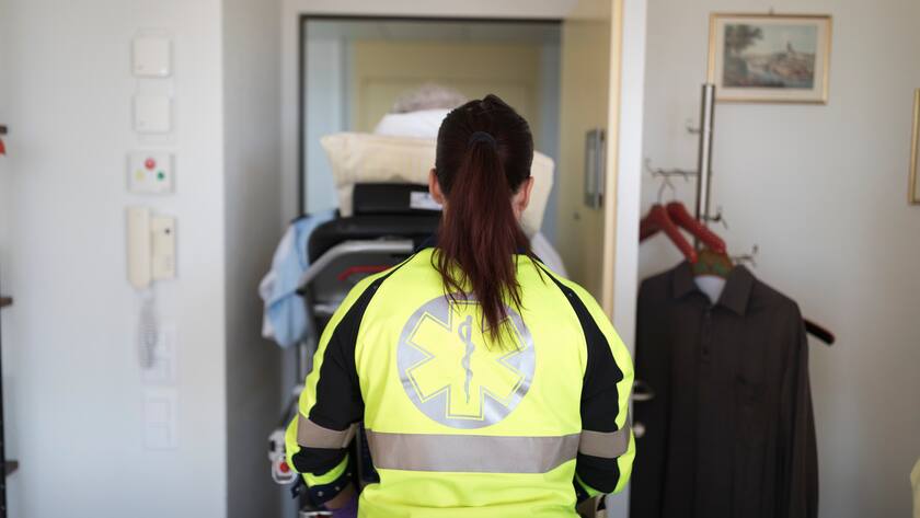Bürokratie statt Blaulicht Landauf, landab fehlt es an Rettungssanitätern. Doch das Rote Kreuz verweigert einer erfahrenen Frau die Berufsanerkennung. Sanitäterin in gelber Weste bei der Arbeit.