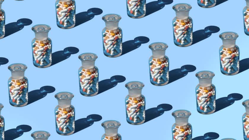 60 Prozent der Produkte im Schaufenster sind unwirksam Medizinfläschchen mit allerlei Pillen