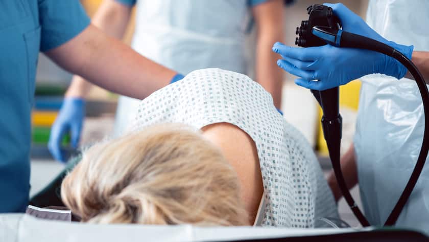 Darmkrebs-Vorsorgemethoden im Check Patientin unterzieht sich im Spital einer Darmspiegelung