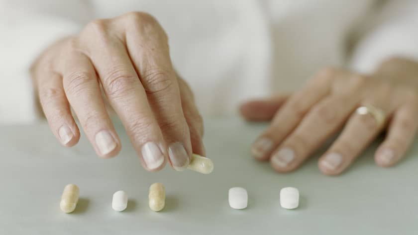 Wie der Placeboeffekt auch ohne Wirkstoff Grosses bewirkt Hände sortieren Medikamente