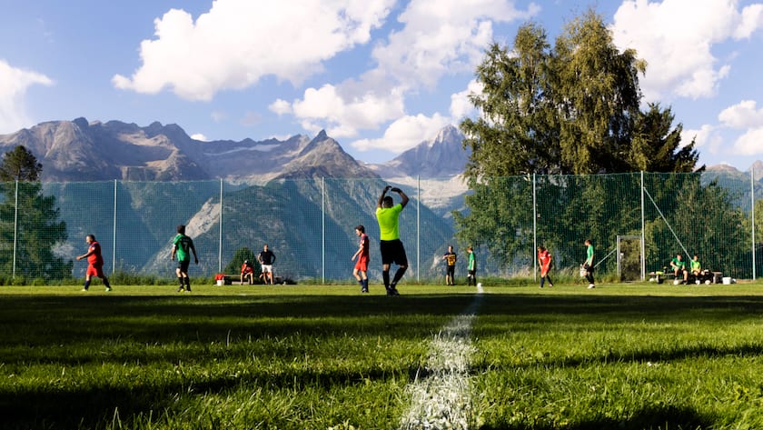 Ausgezeichneter Beobachter-Fotograf Schlusspfiff vom Fussballmatch FC Unterbaech gegen FC Zermatt 2 der Bergdorfmeisterschaft, in Unterbaech, Wallis, am Sonntag, 28. August 2022. (Foto: Dominic Steinmann)