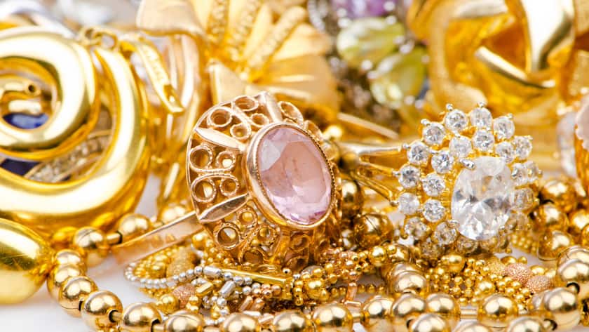 Was muss ich alles versteuern? Schmuck auf dem Tisch verteilt