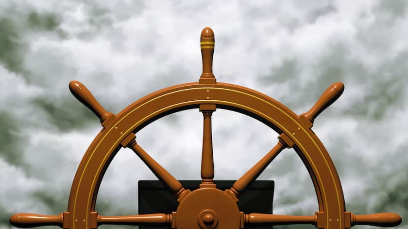 Steuermann, übernehmen Sie! Steuerrad eines Schiffes aus Holz.