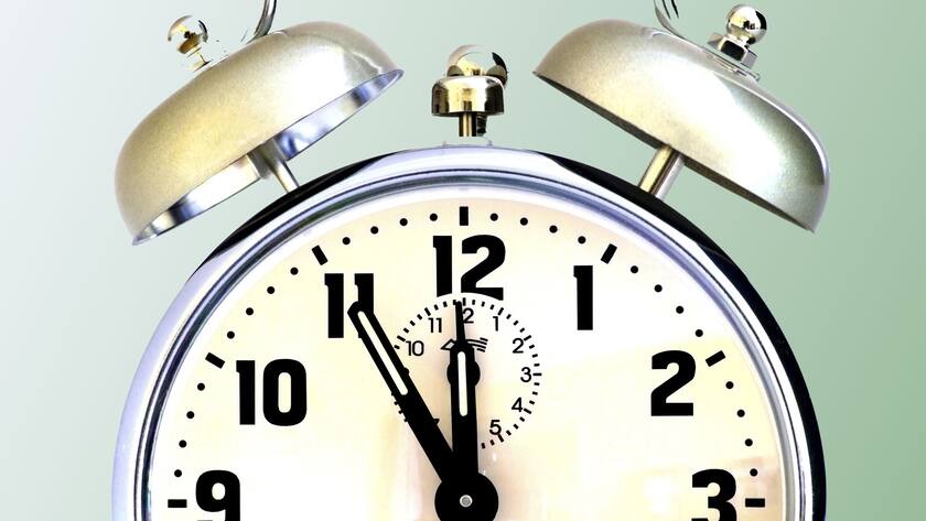 Was, wenn ich nicht pünktlich zahlen kann? Weckeruhr zeigt die Zeit an