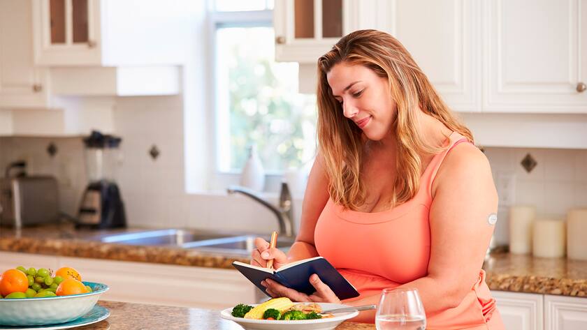 Frau mit Dexcom G7-Sensor bei einer Mahlzeit