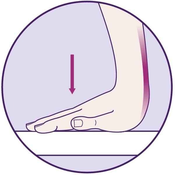 Dehnübung gegen das Karpaltunnelsyndrom: Hand auf Tisch drücken