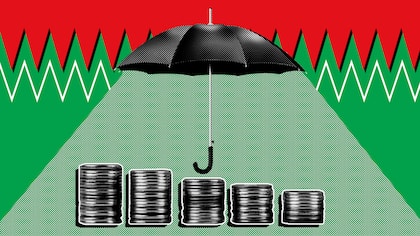 Ein Regenschirm ist aufgespannt vor einem Stapel Geldmünzen vor einem rot-grünen Hintergrund. Der Beobachter beantwortet für Ratsuchende Fragen zum Thema Sozialversicherungen. Buchen Sie jetzt einen Beratungstermin