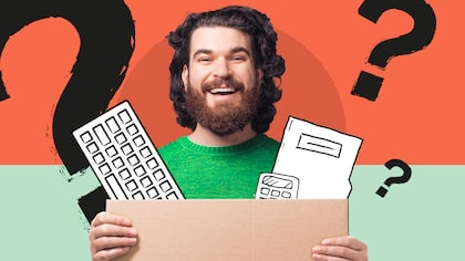 Ein Angestellter hat seinen Job gekündigt und persönliche Gegenstände in einen Karton verpackt. Das gilt es zu beachten, wenn Sie die Arbeitsstelle aufgeben.