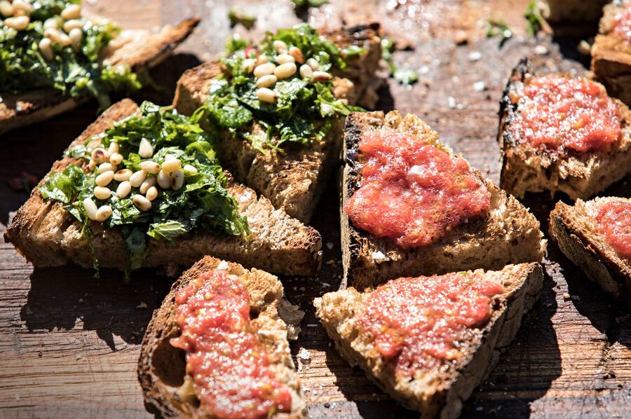 Feuerbrot mit Knoblauchsrauken-Pesto.