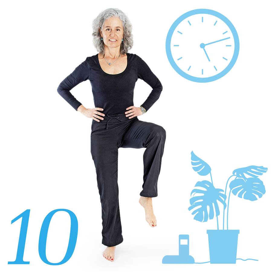 Eine Frau steht auf einem Bein, das andere hebt sie im 90-grad-Winkel an.