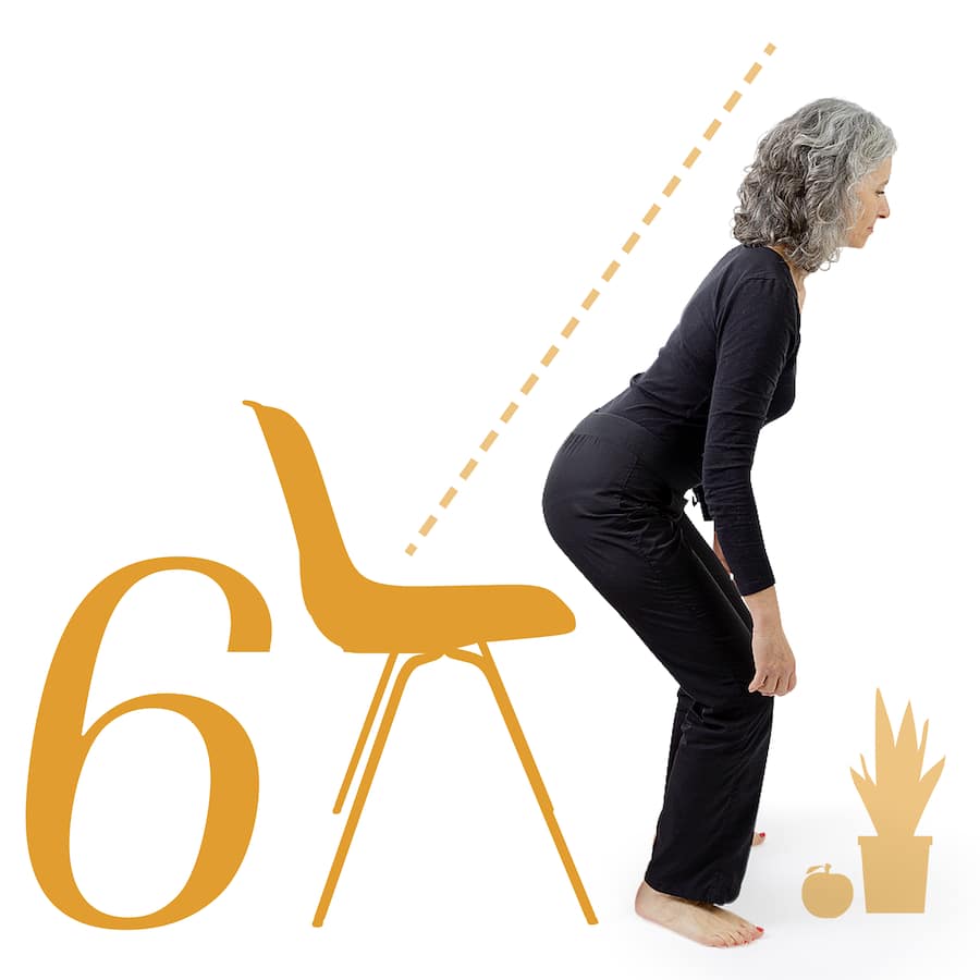 Eine Frau setzt sich auf einen Stuhl