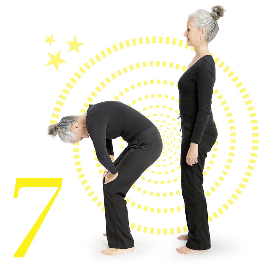 Eine Frau rollt ihren Oberkörper ein und streckt sich wieder.