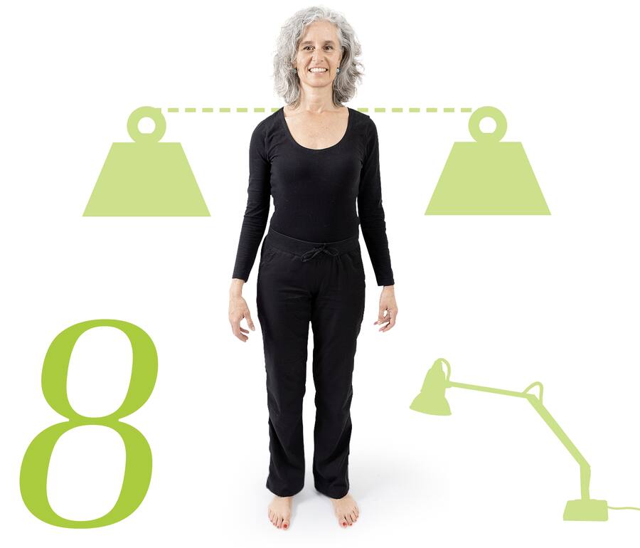 Eine Frau steht kerzengrade da.