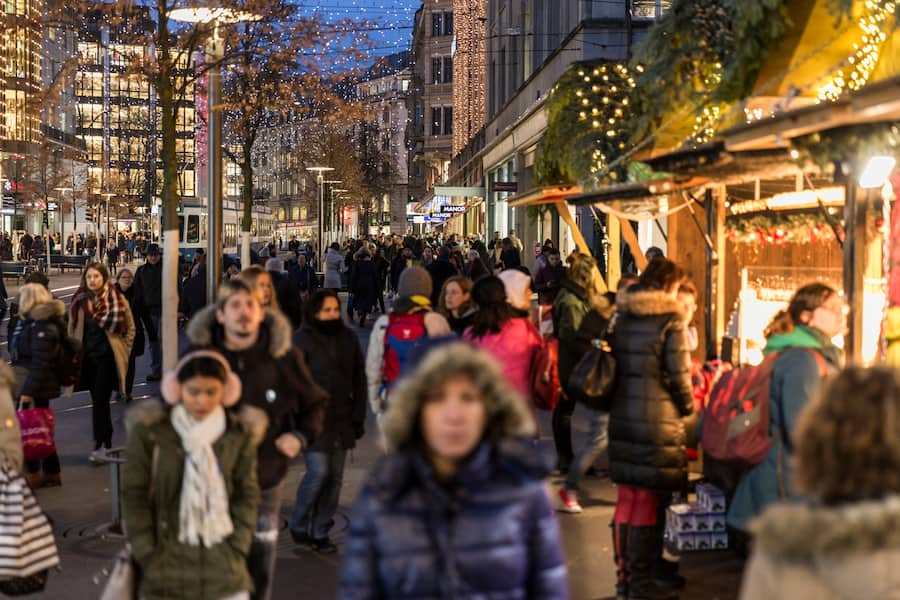 ZUERICH, 16.12.2016 - Blick auf die Bahnhofstrasse mit Weihnachtsbeleuchtung. (KEYSTONE/Pascal Mora)