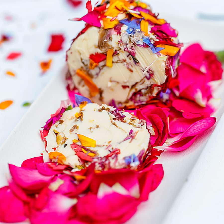 Duftende Blütenbutter auf Rosen gebettet