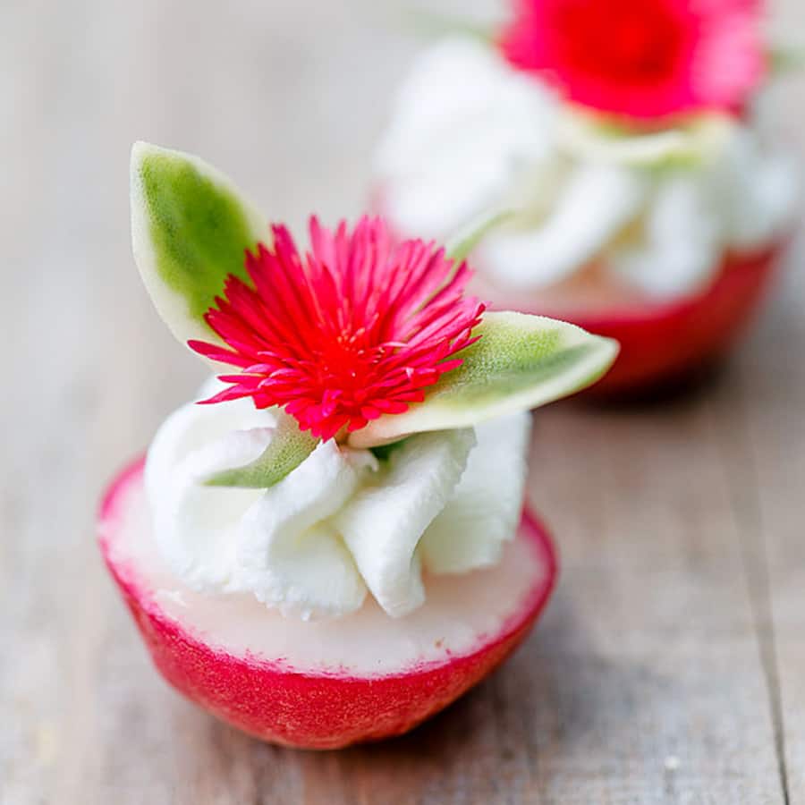 Radieschen, Geisskäse und salziges Eiskraut