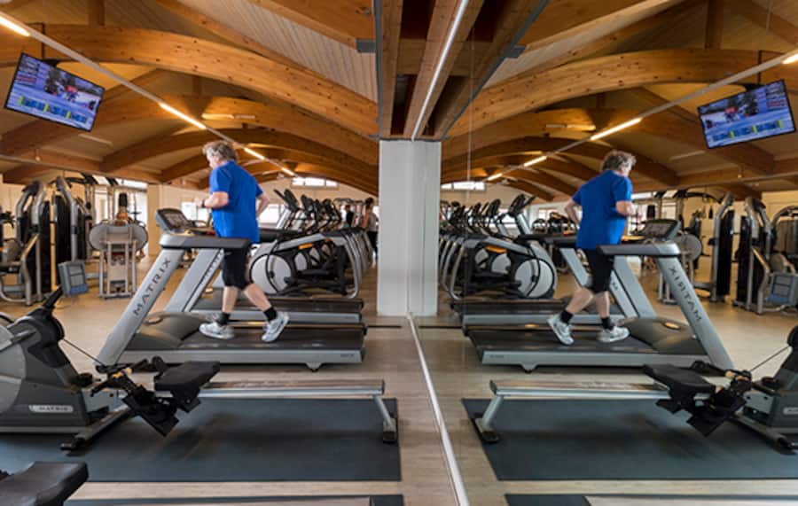 Diabetiker Martin Hulliger beim Cardio-Training auf dem Laufband.