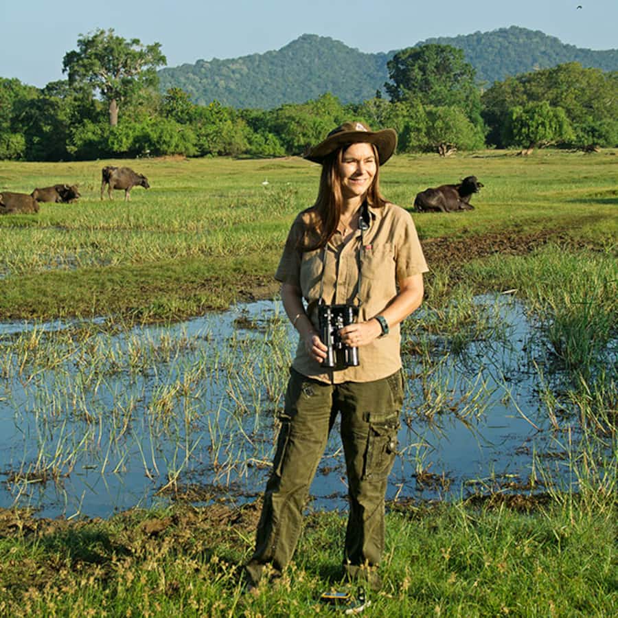 Frau mit Feldstecher.