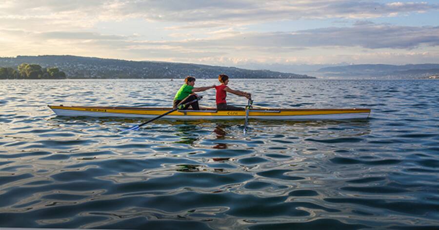 Die Ruderlehrerin korrigiert die Haltung der Anfängerin.