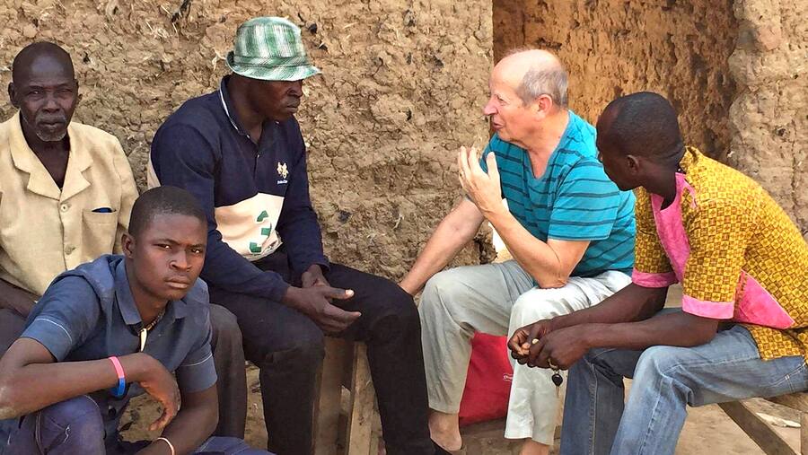 Arzt Alphonse Salamin mit vier Nigerianern