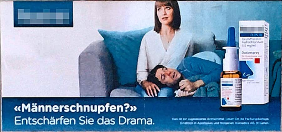 Ein Mann, der seinen Kopf auf den Schoss einer Frau gebettet hat. Dazu der Spruch: «Männerschnupfen? Entschärfen Sie das Drama.»