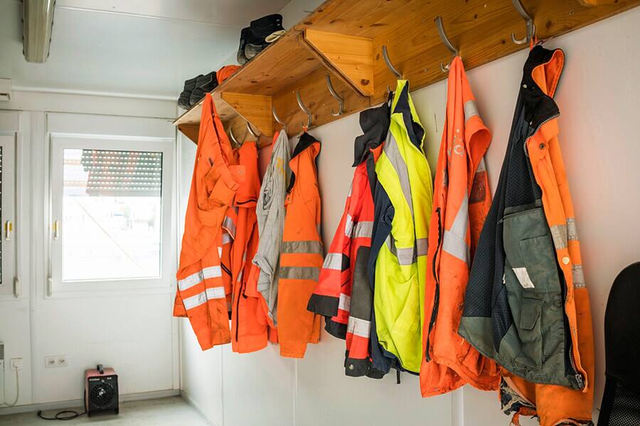 Arbeiterjacken am Hacken