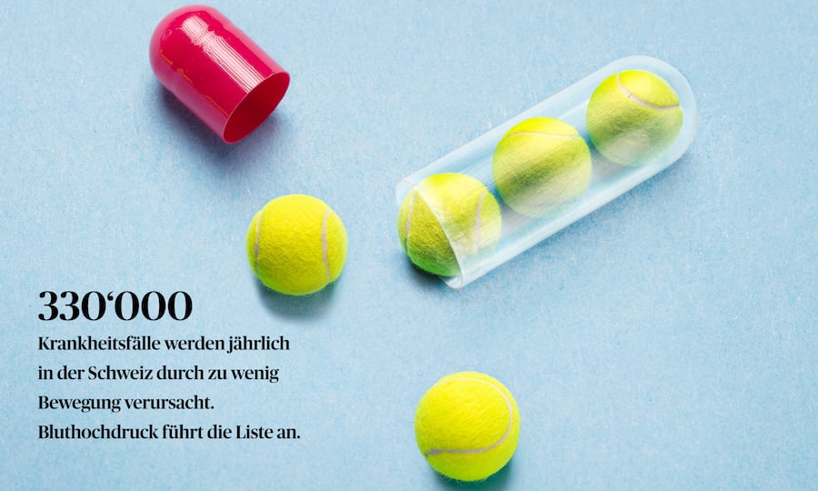 Eine Pillenkapsel ist mit Tennisbällen gefüllt.