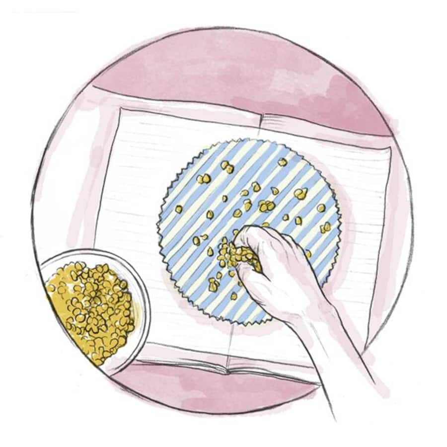 Bienenwachstuch bestreuen