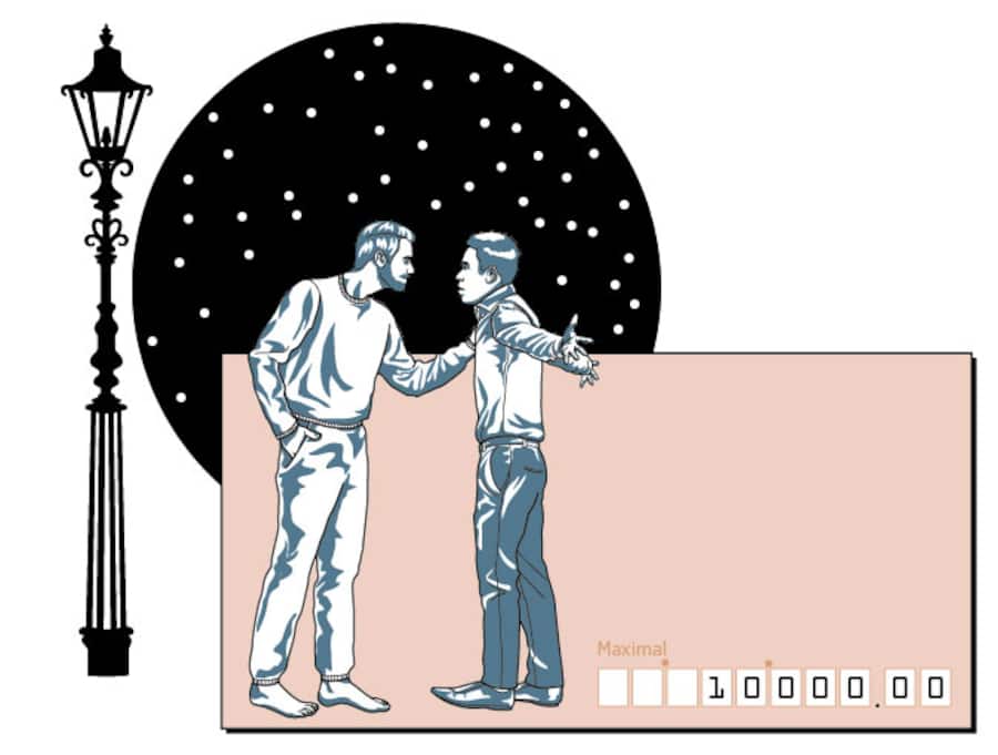 Ein Mann gibt einem anderen Mann einen heftigen Stoss