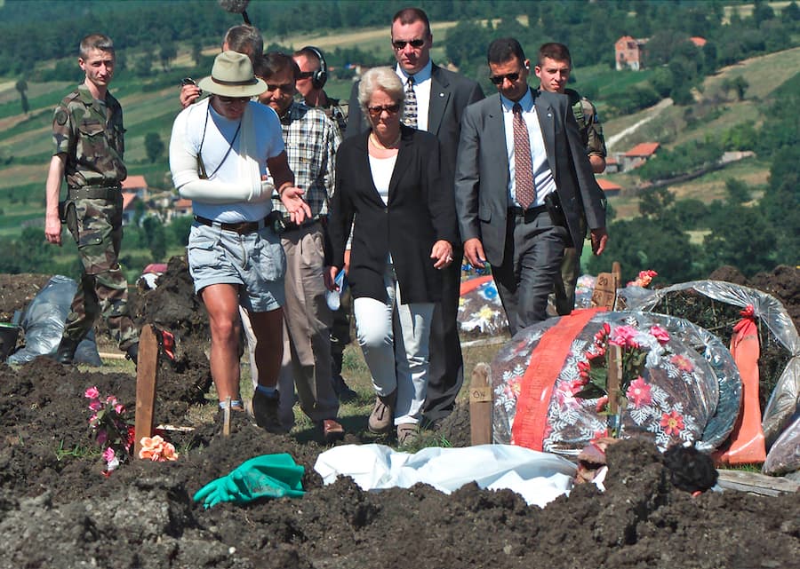 Carla del Ponte an einem Massengrab in Qirez im Kosovo