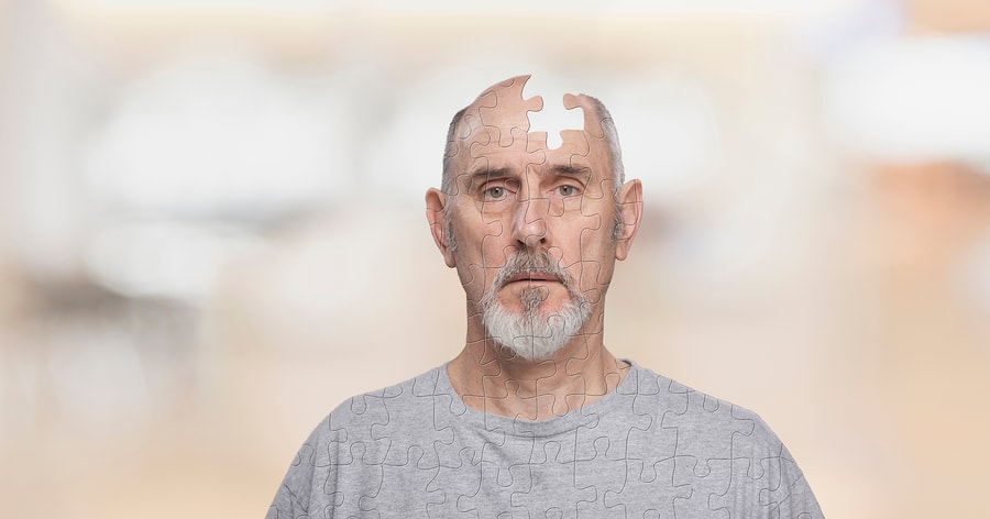 Bild eines alten Mannes, dem ein Stück des Kopfes in Form eines Puzzleteils fehlt.