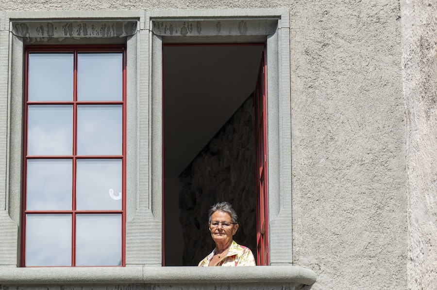 THUN, 24.08.2026 - Beatrice schaut aus dem Fenster des früheren Gerichts am Schloss in Thun. Dasselbe Bild gibt es auch vor 50 Jahren von Dölf Preissig in der "Schweizer Illustrierte".
Beatrice war in der Methernita-Sekte von Paul Baumann, gena…