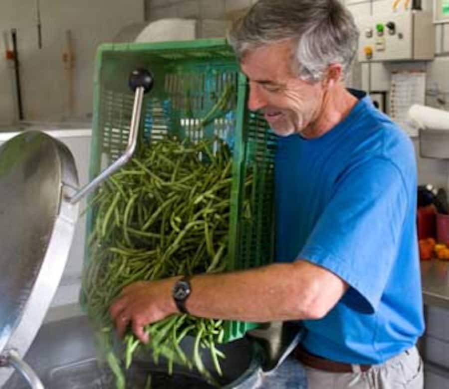 Urs Frühauf bei der Dörrbohnenherstellung