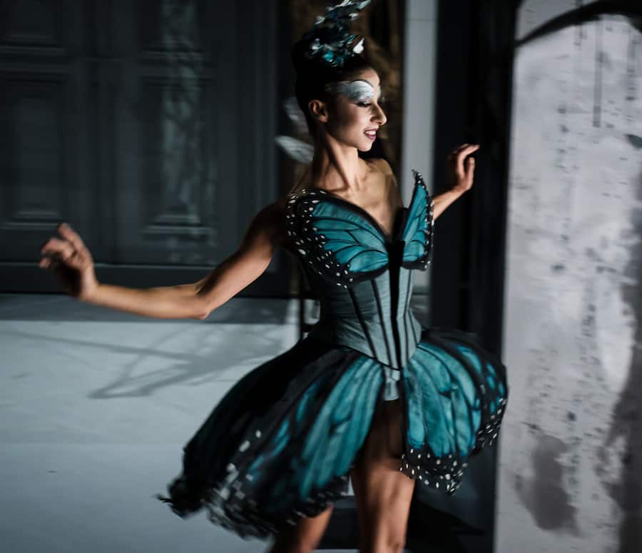 Eine Balletttänzerin im Schmetterlingskostüm für das Stück «Dornröschen».