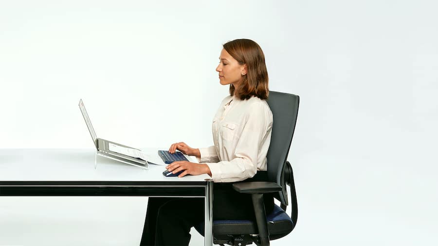Vor dem Laptop sitzen: Diese Haltung tut gut