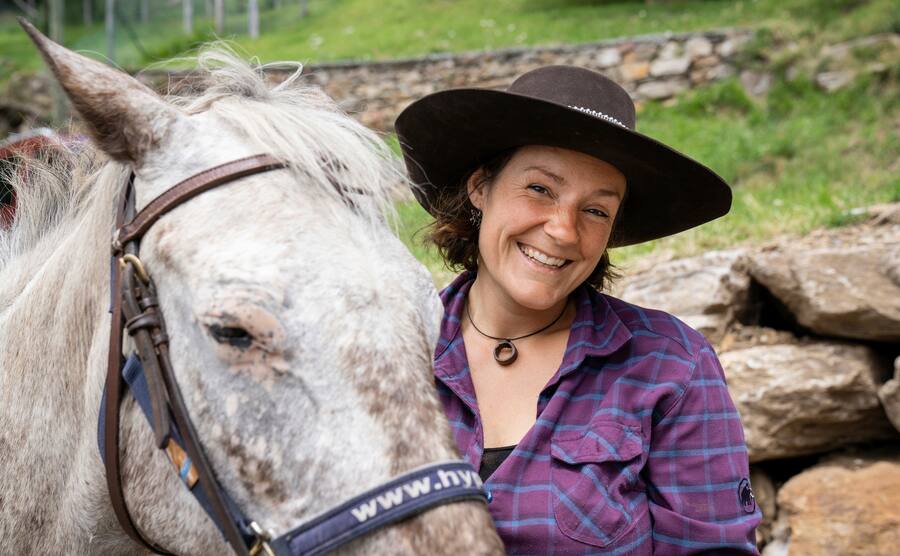 Eva Arnoldi bietet in Osco TI Pferdereiten an