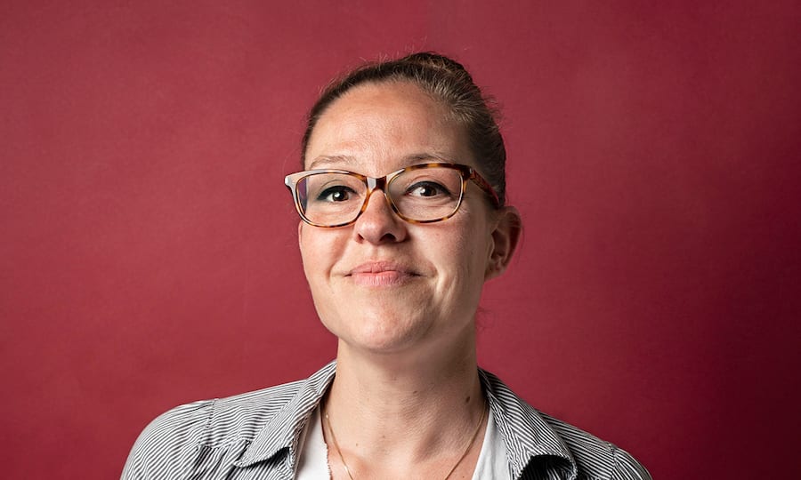 Eveline Brown, Schneiderin, alleinerziehende Mutter