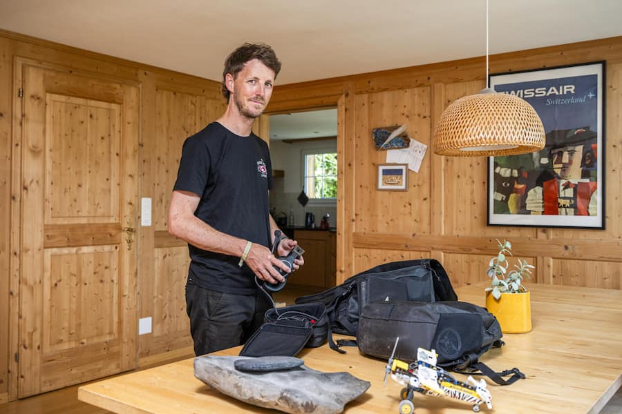 GAIS, AR 09.082026 - Fabio Zgraggen, Pilot bei der Humanitarian Pilots Initiative, am packen bei sich zu Hause für einen Flug Einsatz für SOS Méditerranée im Mittelmeerraum.Photo by Pascal Mora
