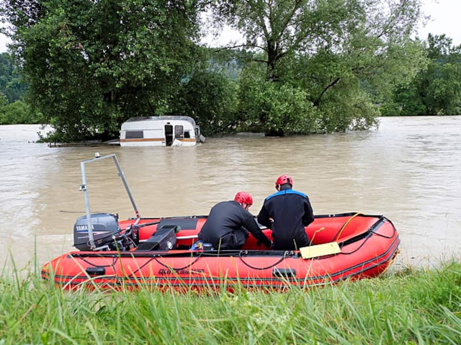 Feuerwehr rettet von den Wassermassen eingeschlossene Schafe